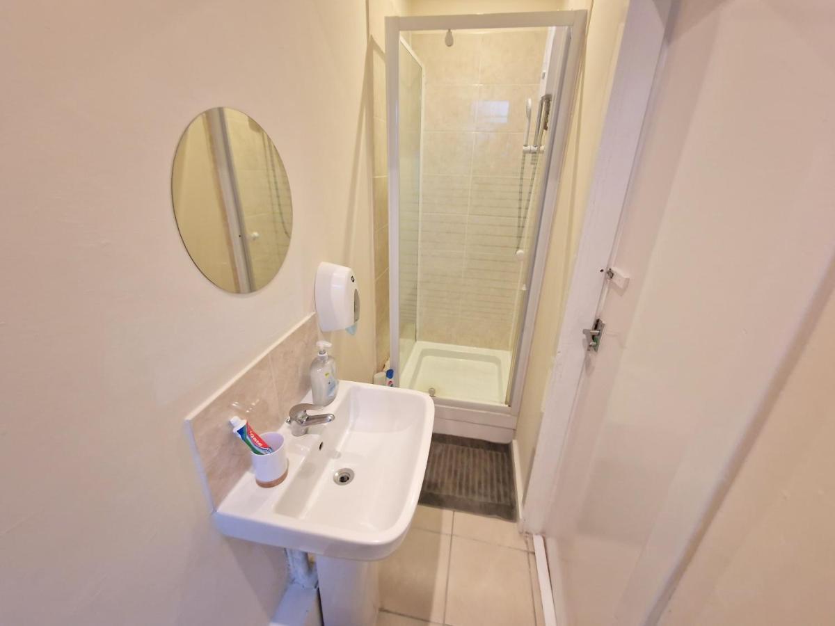 Super Studio With Two Bedrooms - Five Minutes From The Station! ロンドン エクステリア 写真