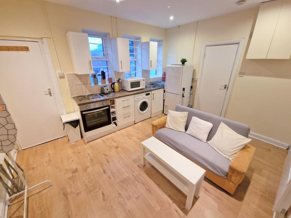 Super Studio With Two Bedrooms - Five Minutes From The Station! ロンドン エクステリア 写真